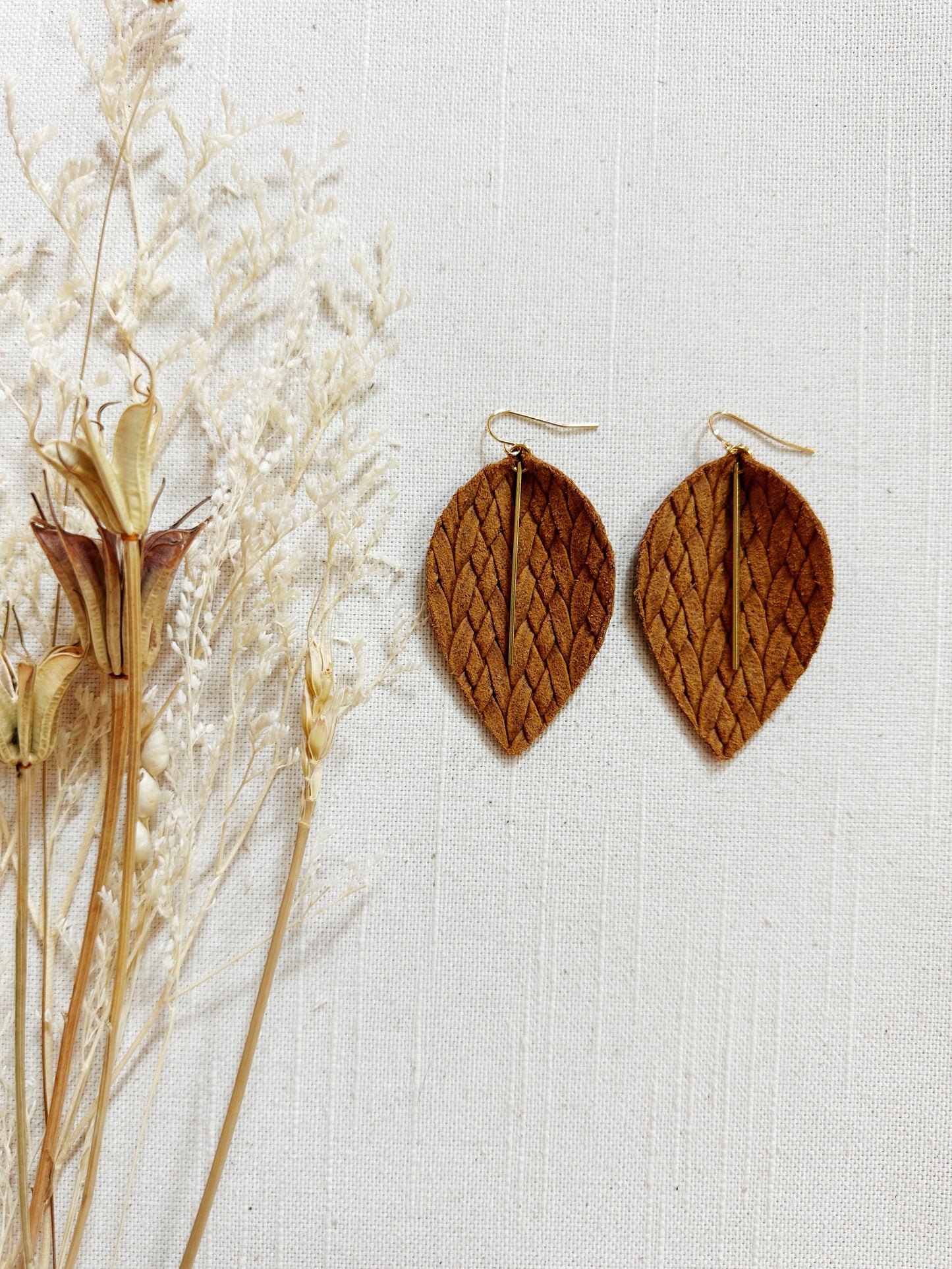 Knotted Braid Leather Leaf with Brass Bar